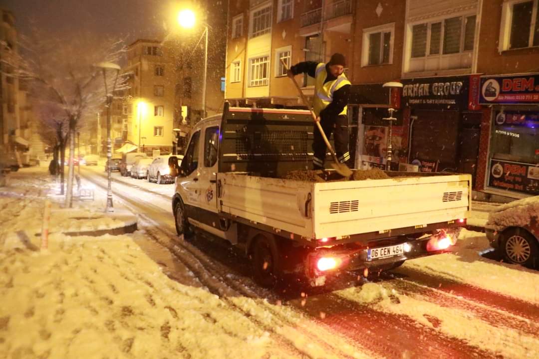 Kırıkkale Belediyesi, karla mücadele çalışmasını aralıksız sürdürüyor