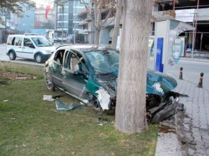 Antalya'da otomobil ağaca çarptı: 5 yaralı