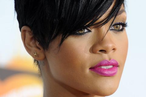Depremi dünyaya Rihanna Twitter'dan duyurdu