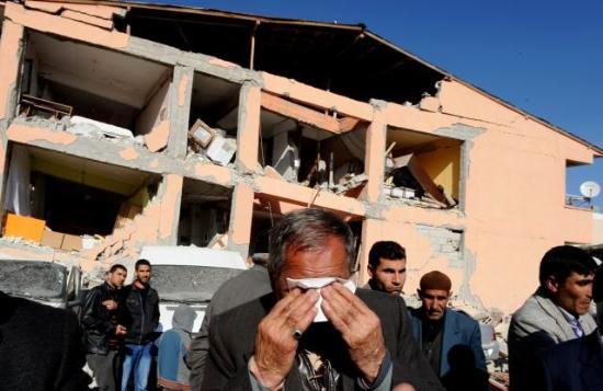 Afyon`da depremzedelere ırkçı saldırı