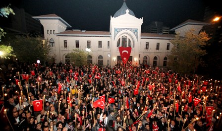 Ankaralılar meşalelerle Cumhuriyet için yürüdüler