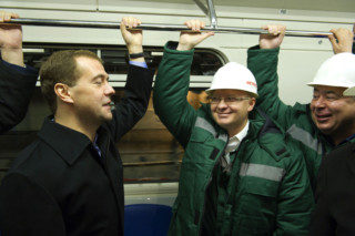 Seçimlere günler kala Medvedev metroda