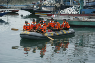 Endonezya, batan geminin yolcularını arıyor