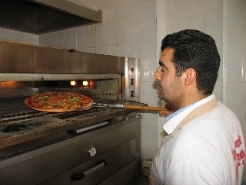 Avrupa’da ustası olduğu pizzayı, kasabadaki hemşehrileri için yapıyor