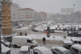 Yozgat'ta kar ve tipi 100 köy yolunu ulaşıma kapadı