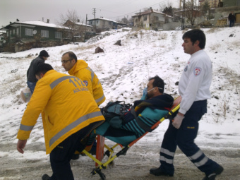 Anne ve oğlu sobadan zehirlendi, ambulanslar kar engeline takıldı