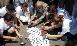 Srebrenitsa kurbanlarına kahve fincanları ile anma