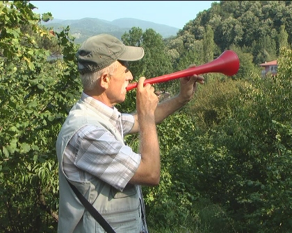 Yabani hayvanlarla baş edemeyen köylü, çareyi vuvuzelada buldu