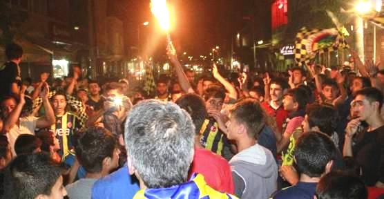 Fenerbahçeli taraftarlar şampiyonluğu kutladı