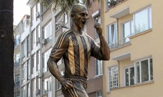 Fenerbahçe’de Alex gitti şimdi heykeli gündemde
