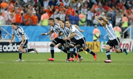 Arjantin, Hollanda'yı penaltılarla geçerek Almanya'ya rakip oldu