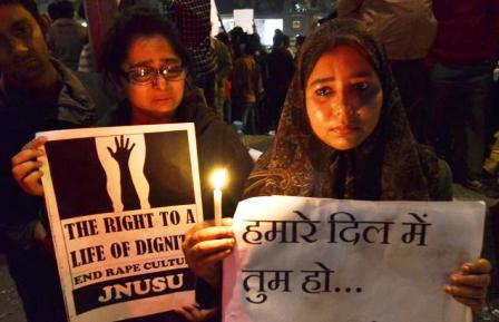 Babası, tecavüz kurbanı Hintli kızın isminin açıklanmasını istiyor