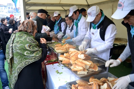Hamsi festivalinde vatandaşlara 10 ton balık dağıtıldı