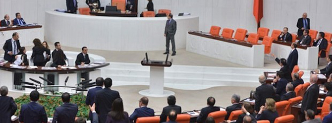 Meclis'te operasyon: 8 üst düzey yönetici görevden alındı