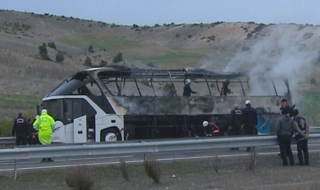 TEM otoyolunda seyir halindeki yolcu otobüsü alev alev yandı