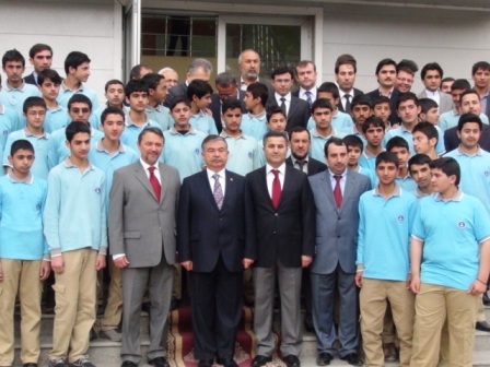 Milli Savunma Bakanı Yılmaz Türk okullarını ziyaret etti