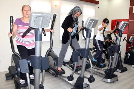 Belediye obezite ile mücadele için spor merkezi açtı