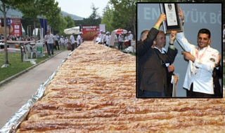 2023 metrelik kol böreğiyle rekor kıran börekçi Guinness belgesini aldı