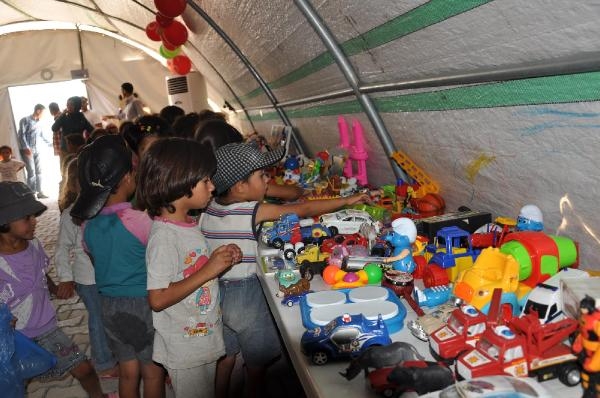 Suriyeli çocuklara oyuncak dağıtıldı