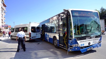 Belediye otobüsü 5 aracı biçip, yayaların arasına daldı: 1 ölü 4 yaralı