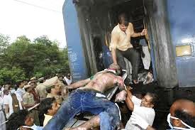 Hindistan’da tren demir yolundaki insanları ezdi: 37 ölü