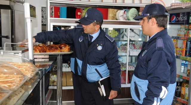 Bayram öncesi Kırşehir Belediyesi zabıta ekipleri denetimlerini arttırdı