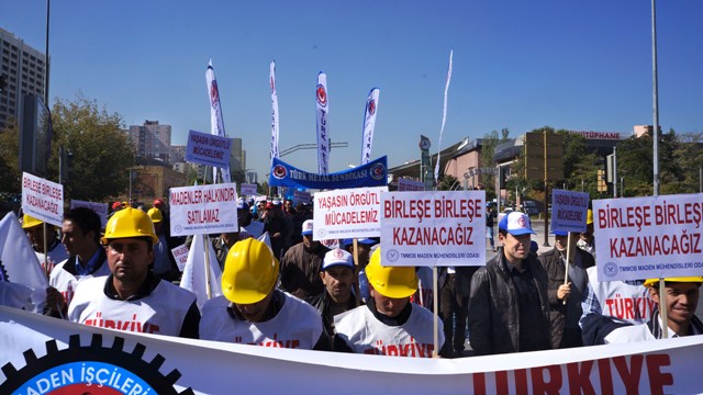 Özelleştirme karşıtı işçiler TBMM önünde polis barikatını zorladı