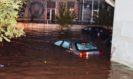 Viranşehir'de şiddetli yağış sele dönüştü