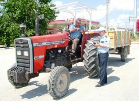Emniyet, güvenli traktör kullanımı için çiftçileri eğitiyor