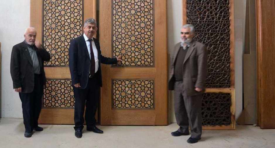 Nur Camii’ye yakışır kündekari kapı