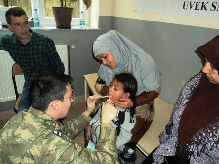 Türk askerleri Kosova’da sağlık taraması yaptı