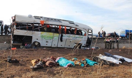 Sivas’ta yolcu otobüsü devrildi: 9 kişi hayatını kaybetti