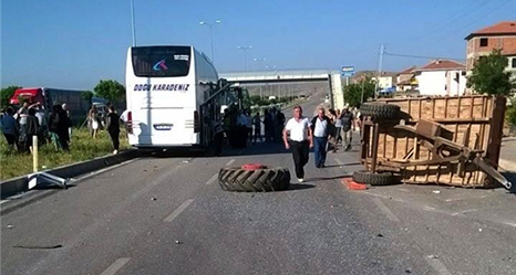 Yolcu otobüsüyle traktör çarpıştı: 2 Ölü