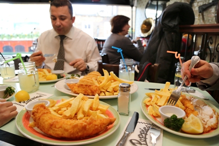 İngilizlerin ünlü balık-patates kızartmasını en iyi yapan Türkler