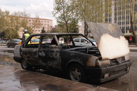 Genelkurmay önünde otomobil yandı