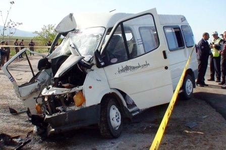 Tarım işçilerini tasıyan minibüs devrildi 2 ölü 19 yaralı