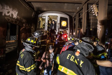 New York'ta metro raydan çıktı: 4'ü ağır 19 yaralı