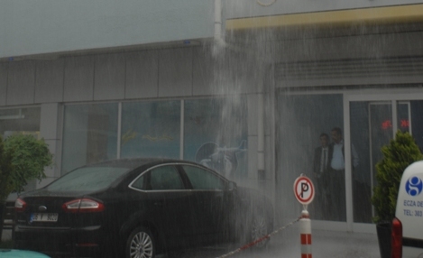 Ankara'da şiddetli yağış: Oluklar şelale oldu aktı