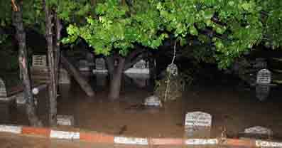 Mezarlıkları su bastı