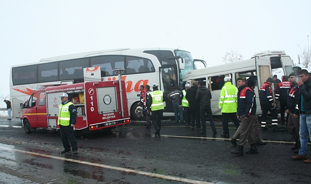 Nevşehir'de servis aracıyla otobüs çarpıştı: 2 ölü, 11 yaralı