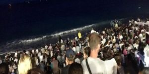 Nice'de yüzlerce kişi denize atladı