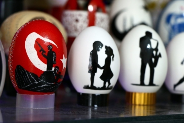 Yumurtanın içine dünyayı sığdırıyor 11