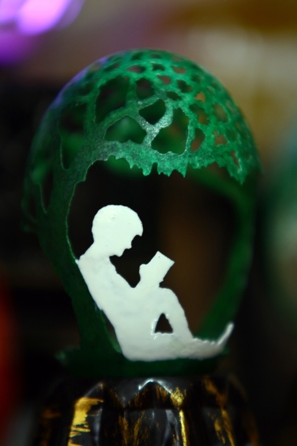 Yumurtanın içine dünyayı sığdırıyor 3