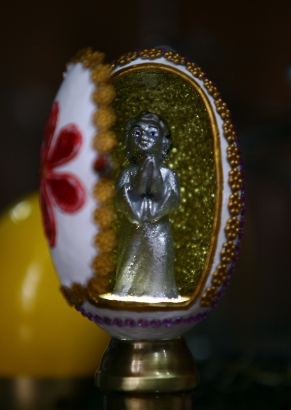 Yumurtanın içine dünyayı sığdırıyor 6