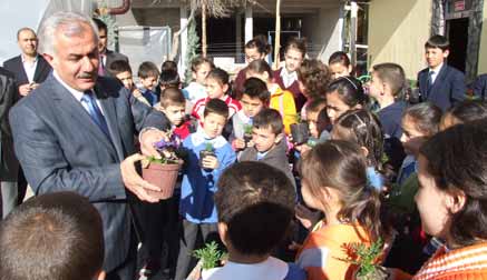 Özden'den çiçek yetiştirme dersi