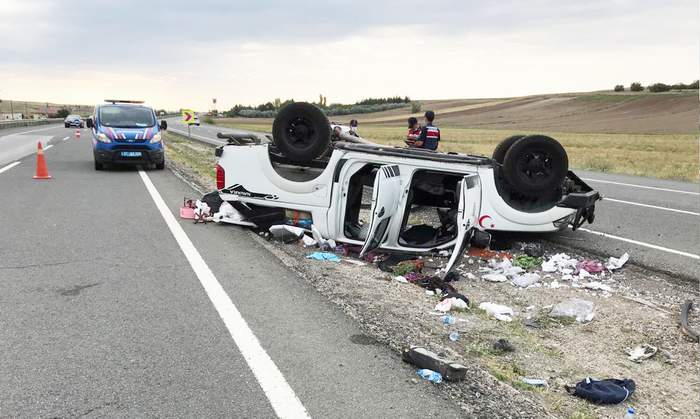 Kamyonet refüje devrildi: 4 yaralı