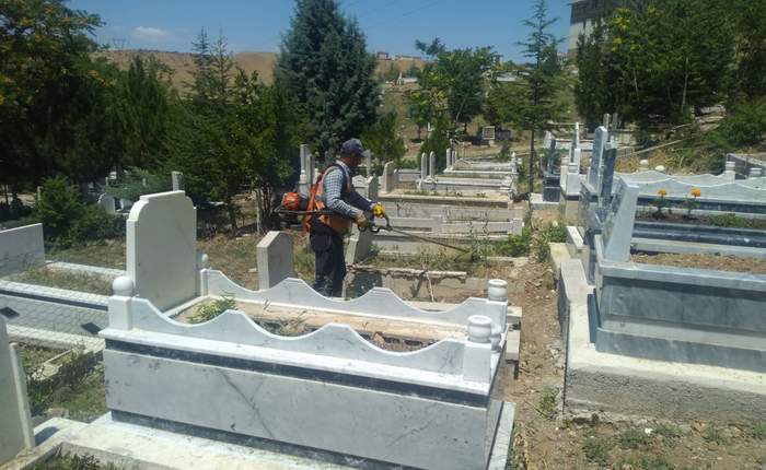 Mezarlıklarda bayram hazırlığı