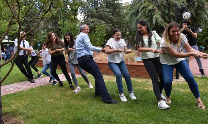 Sevgi çocuklarıyla renkli bayram