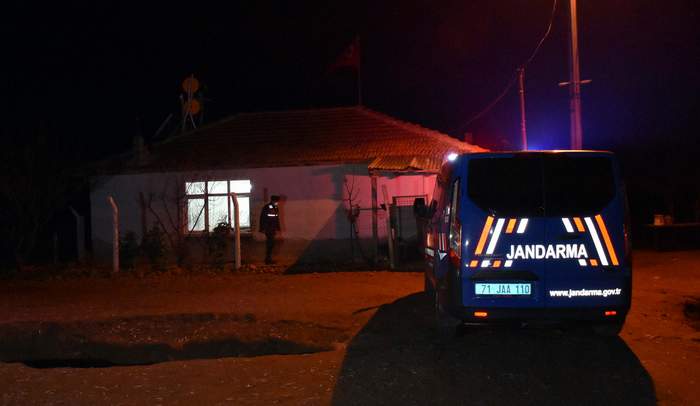 Silahı temizlerken kendini ve eşini vurdu
