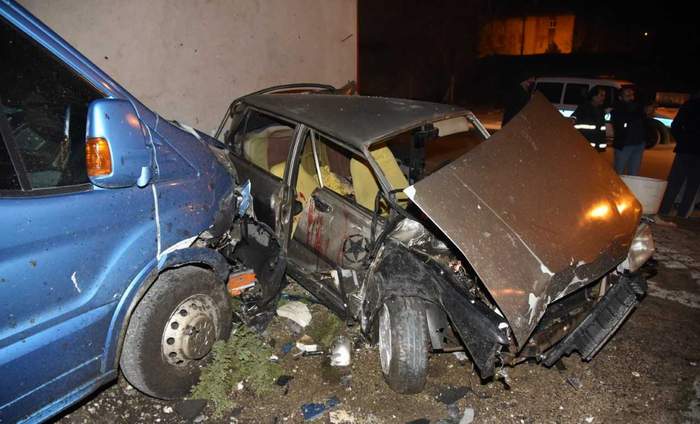 Dolmuşa çarpan otomobildeki 2 kişi yaralandı